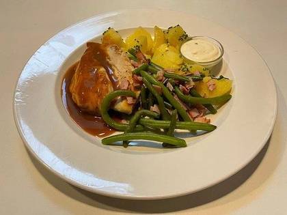 4) Kuřecí prsíčko se zelenými fazolkami na slanině, dip