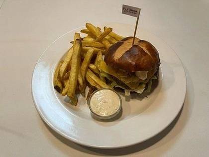 3) Little Chef Burger, hranolky a dresink