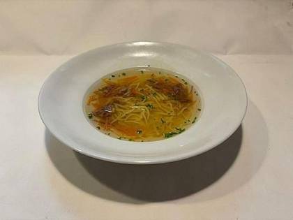 Polévka: Slepičí vývar s nudlemi, zeleninou a trhaným masem (1,6,7,9)