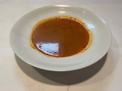 Polévka: Gulášová s klobáskou a bramborem (1,6,9)