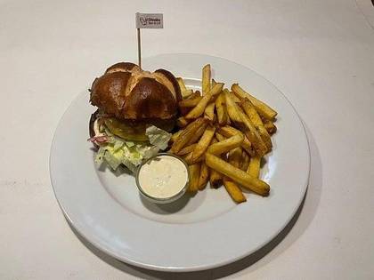 3) Fat Chilli Burger, hranolky, tatarská omáčka