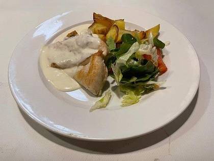 4) Gratinovaný kuřecí steak, salátek