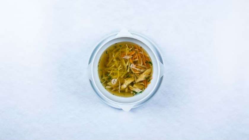 Slepačí vývar s rezancami ,so zeleninou a mäsom