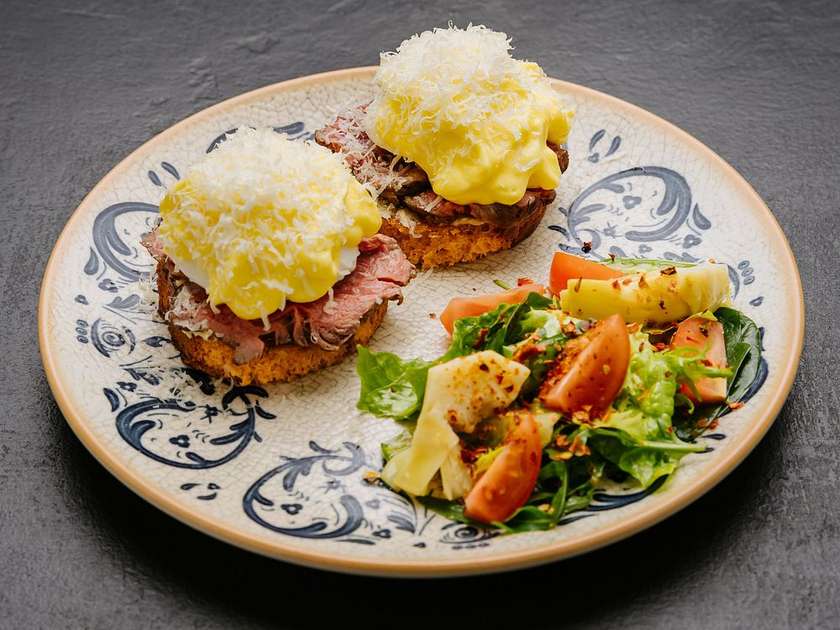 Eggs Benedict vitello tonnato