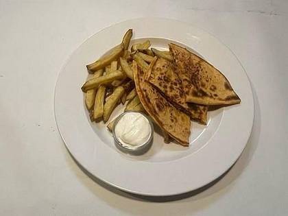 3) Pulled Pork Quesadilla, zakysaná smetana a hranolky