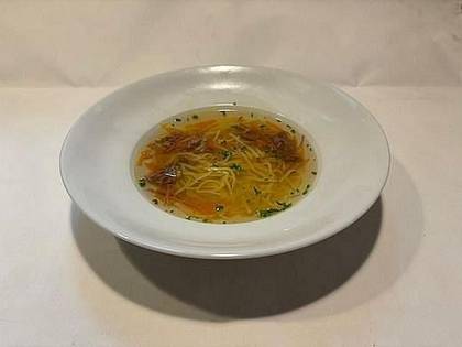 Polévka: Hovězí vývar se zeleninou a nudlemi (1,6,7,9)