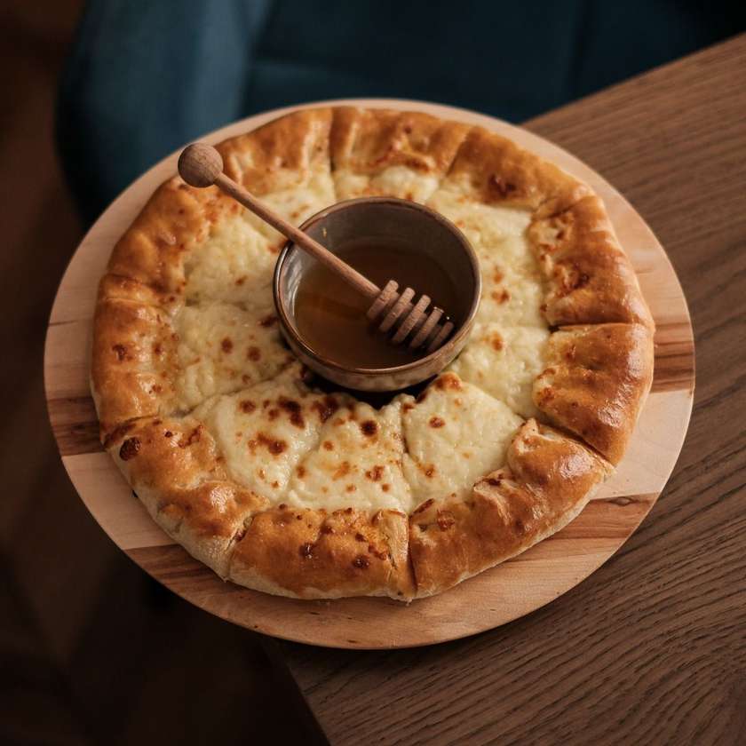 Chačapuri s medem (Khachapuri taplit)