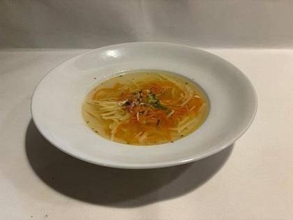 Polévka: Drůbeží vývar s masem, zeleninou a nudlemi (1,6,7,9)