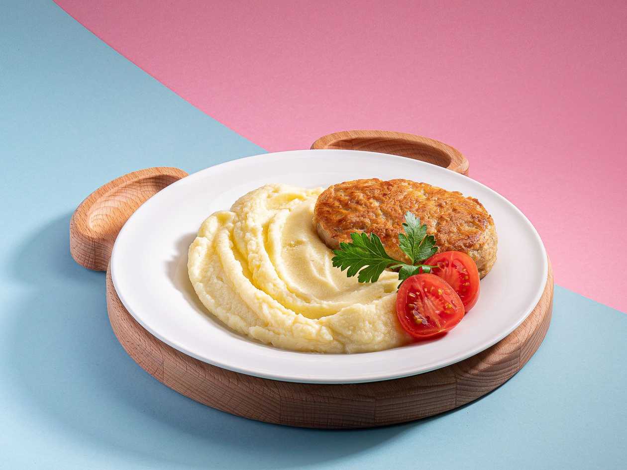 Пюрешка з котлеткою та черіками