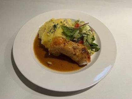 4) Grilovaný kuřecí steak, salátek a dresink