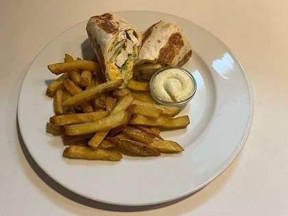 3) Tortilla plněná grilovanými kuřecími prsíčky, hranolky s dresinkem (1)