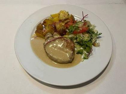 4) Grilovaná vepřová kotleta, salátek