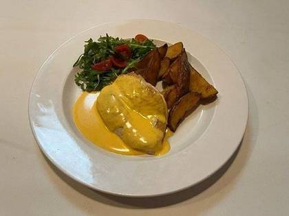 4) Grilovaná kuřecí prsíčka, rukolový salátek se cherry rajčátky