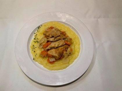 2) Pečené krůtí prsa, salátek