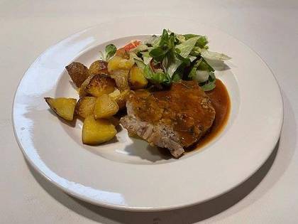 4) Grilovaný vepřový steak, salátek