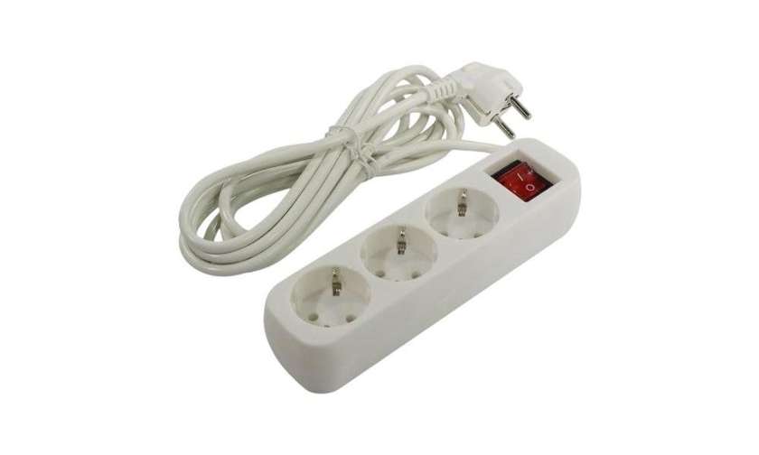 Defender Extension Cord with Button, 3-Socket, 5m