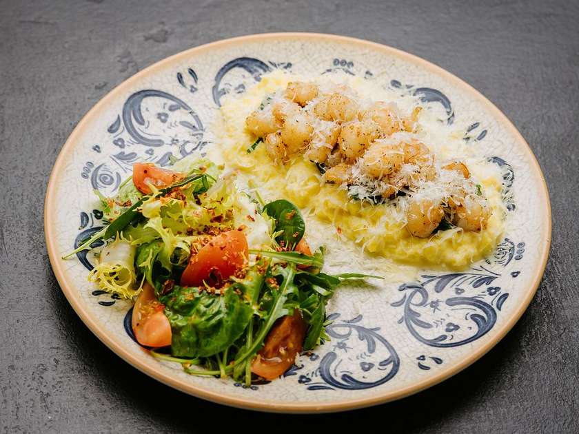 Scramble with shrimp and mixed salad