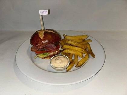 3) Bacon Burger, hranolky se slaninovou majonézou
