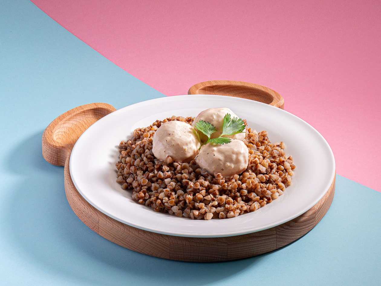 Гречка з мітболами