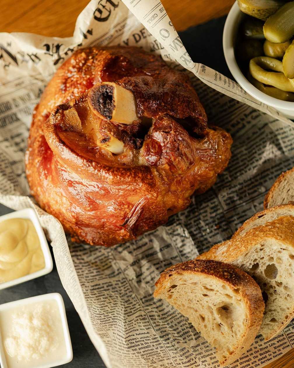 Bavorské pečené koleno 700g