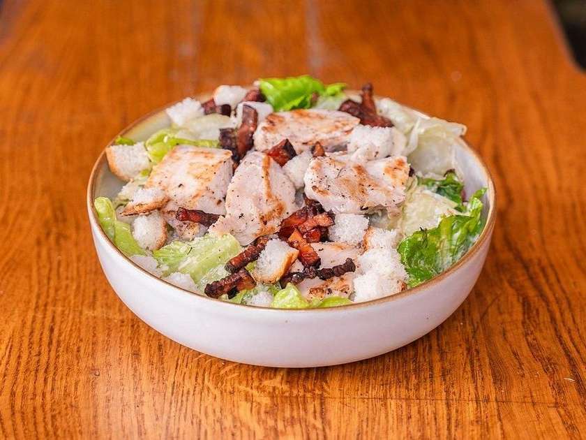 Caesar salát s grilovanými kuřecími prsíčky