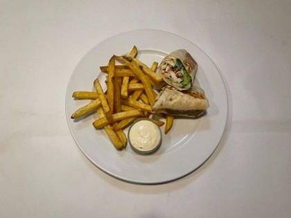 3) Caesar wrap s kuřecími prsíčky, hranolky a dresink