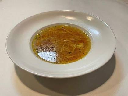 Polévka: Drůbeží vývar s hráškem a nudlemi (1,6,9)