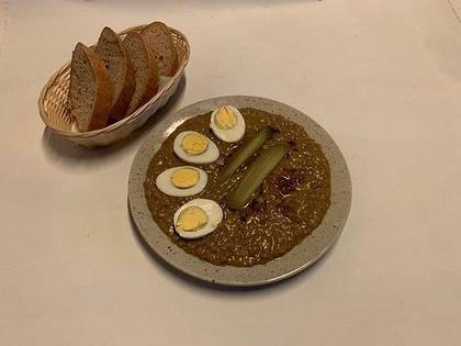 Novoroční čočka s vejcem (2KS), okurkou a pečivem