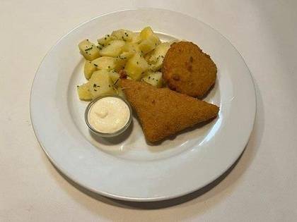 2) Variace smažených sýrů, salátek a tatarská omáčka