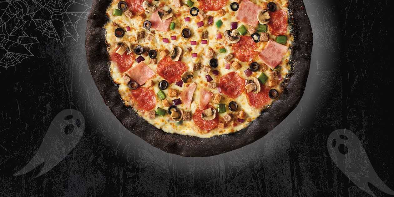 KAŽDÁ STŘEDNÍ PIZZA NA ČERNÉM TĚSTĚ