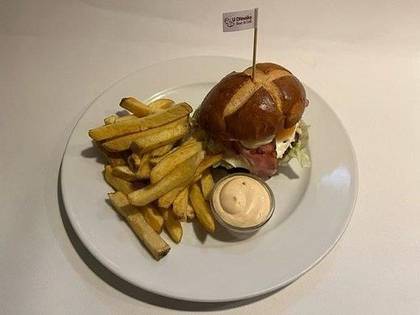 3) Egg Bacon Burger, hranolky a dresink