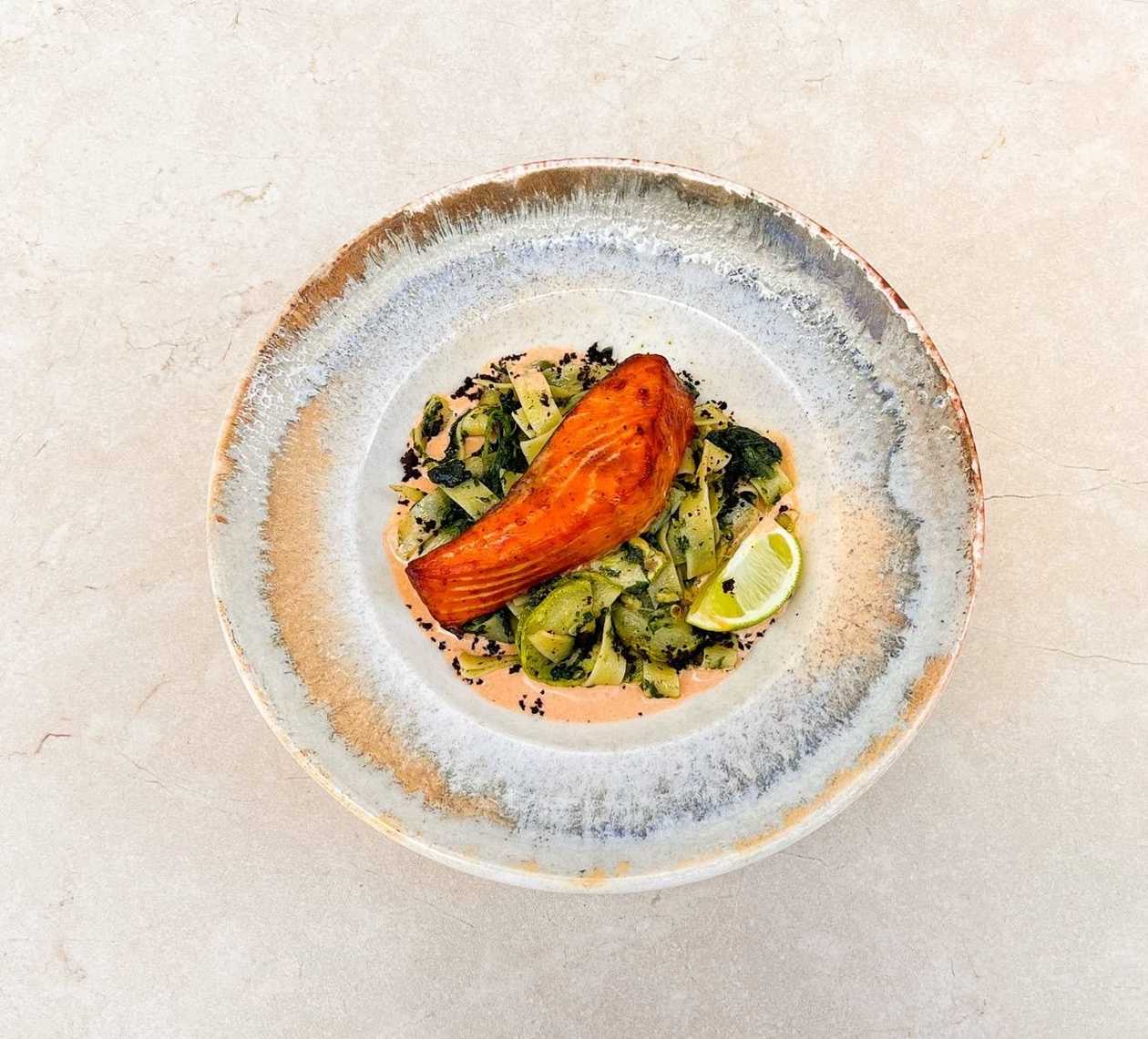 Стейк лосося з пастою та кабачком на соусом том ям