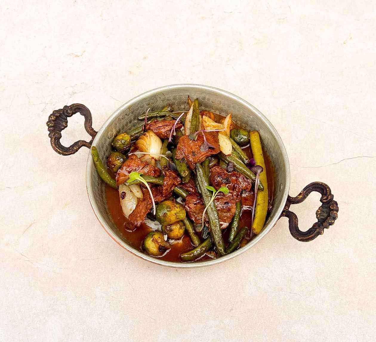 Beef tips with green beans, onion and rice