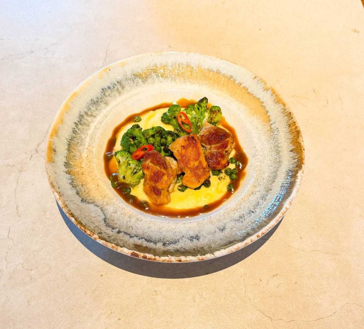 Куряче стегно з броколі та горошком на пюре