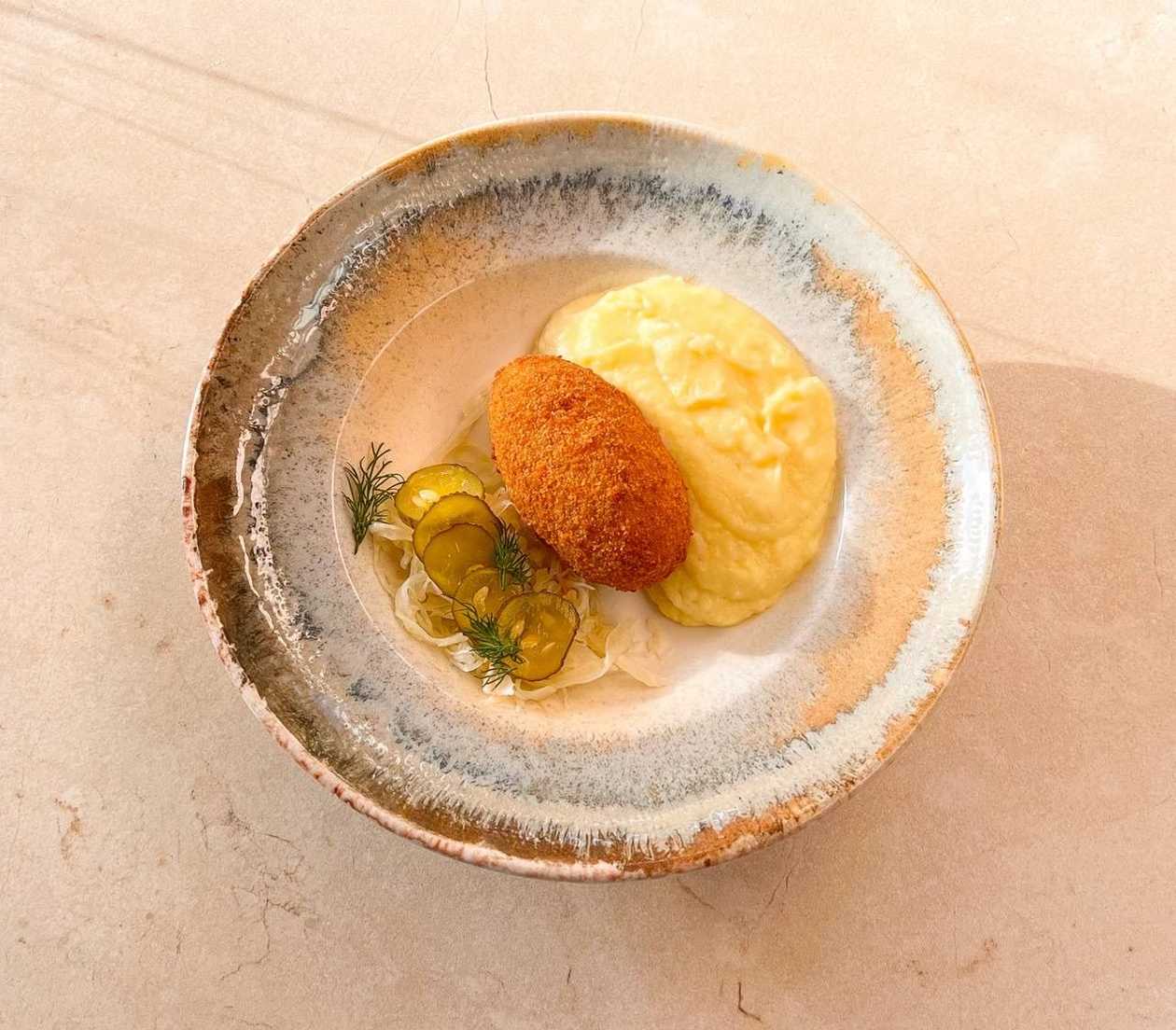 Котлета по київськи з пюре та квашеною капустою