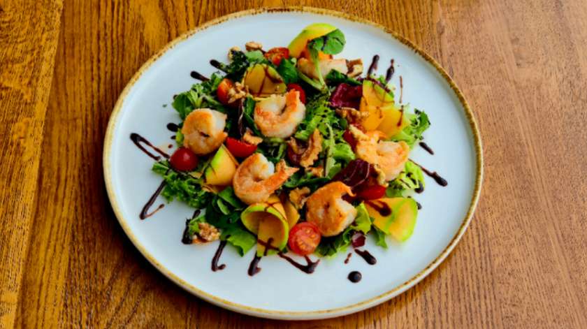 Salad with shrimp and melon