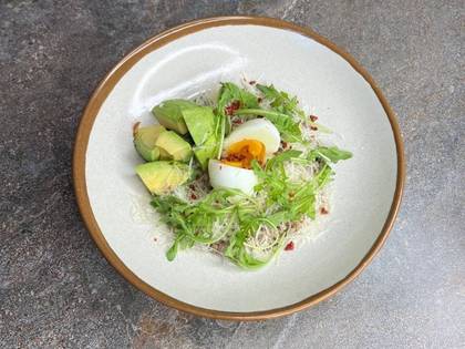 Зелена гречка з песто, авокадо та яйцем