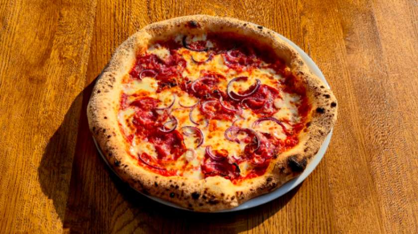 Salami napoli i czerwona cebula