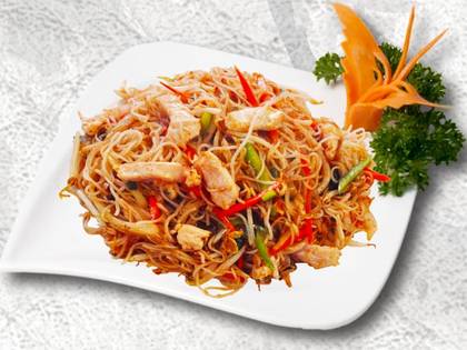 Thai-style fried rice noodles with chicken