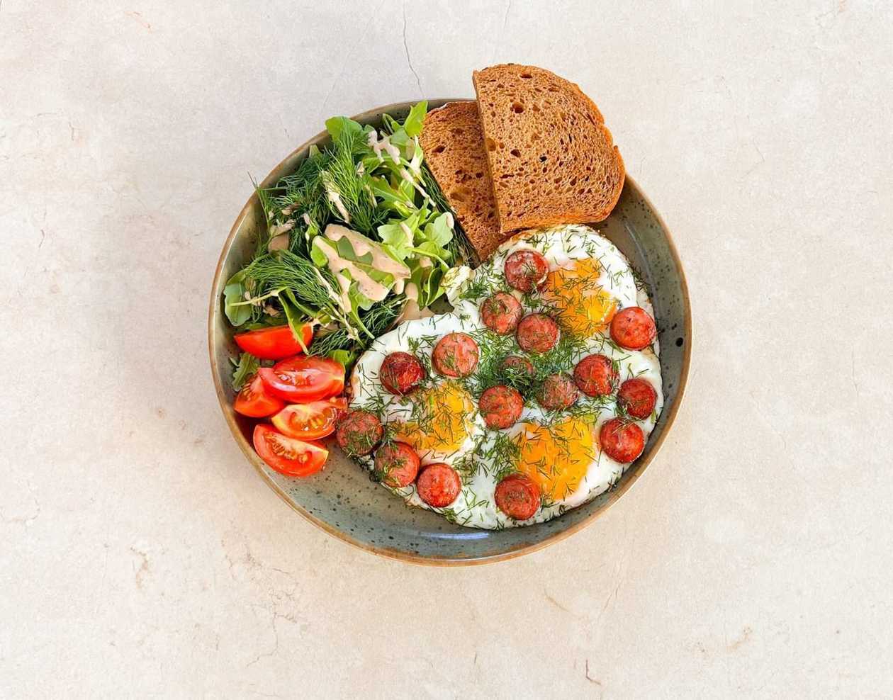 Fried Eggs with Sausage, Herbs and Bread