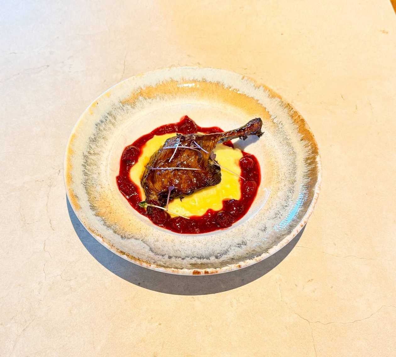 Качина ніжка з картопляним пюре та вишнево-гірчичним чатні