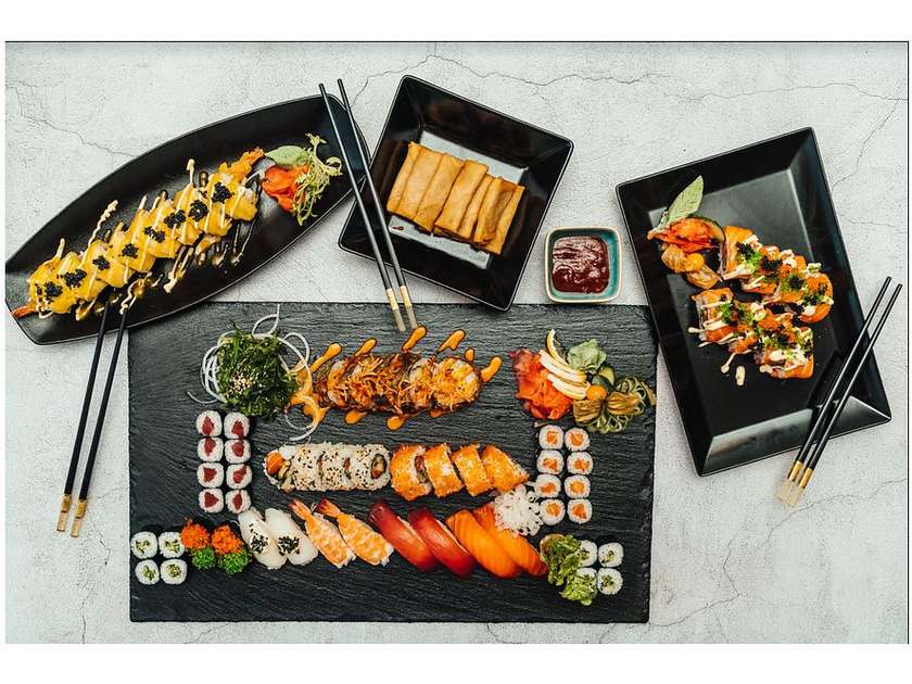 SS6. Sushi set (61 pieces) + 10 rolls