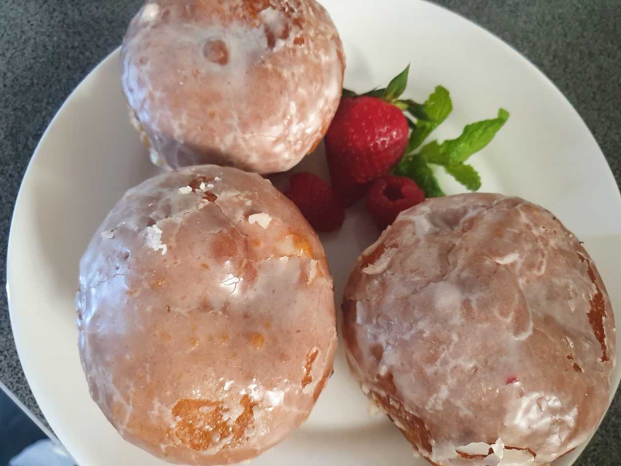 Pączki z nadzieniem jagodowym i bitą śmietaną 3 szt.