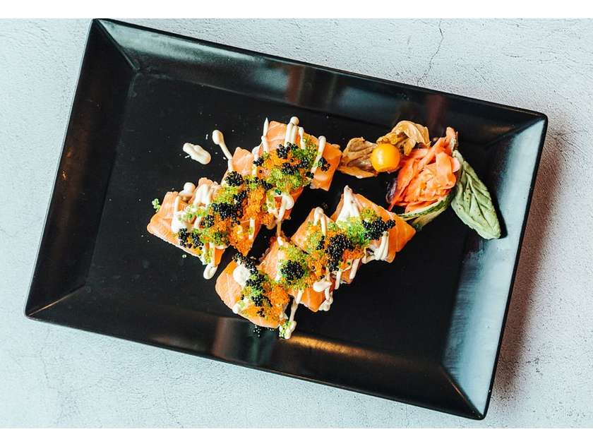 Grilled Salmon Dragon Roll (8pcs)