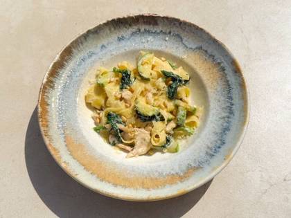 Паста з куркою, кабачком та шпинатом