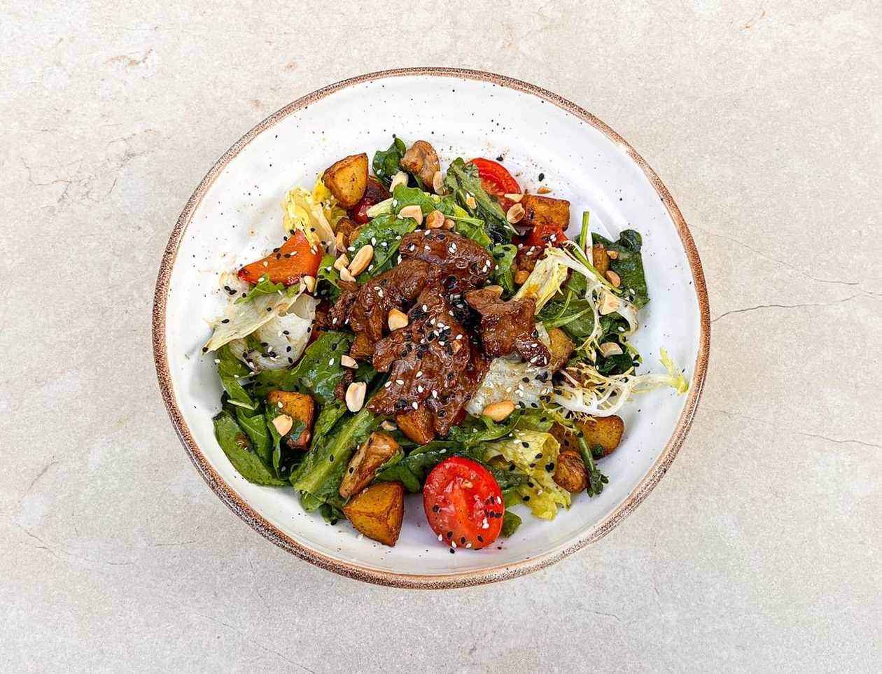 Теплий салат з яловичиною та овочами гриль з трюфельним соусом