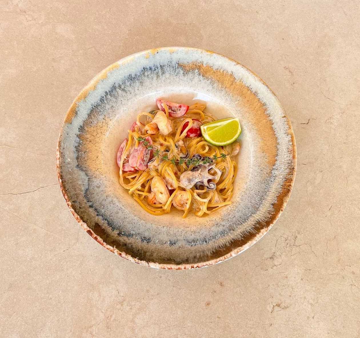 Паста з морепродуктами та томатами у вершковому соусі