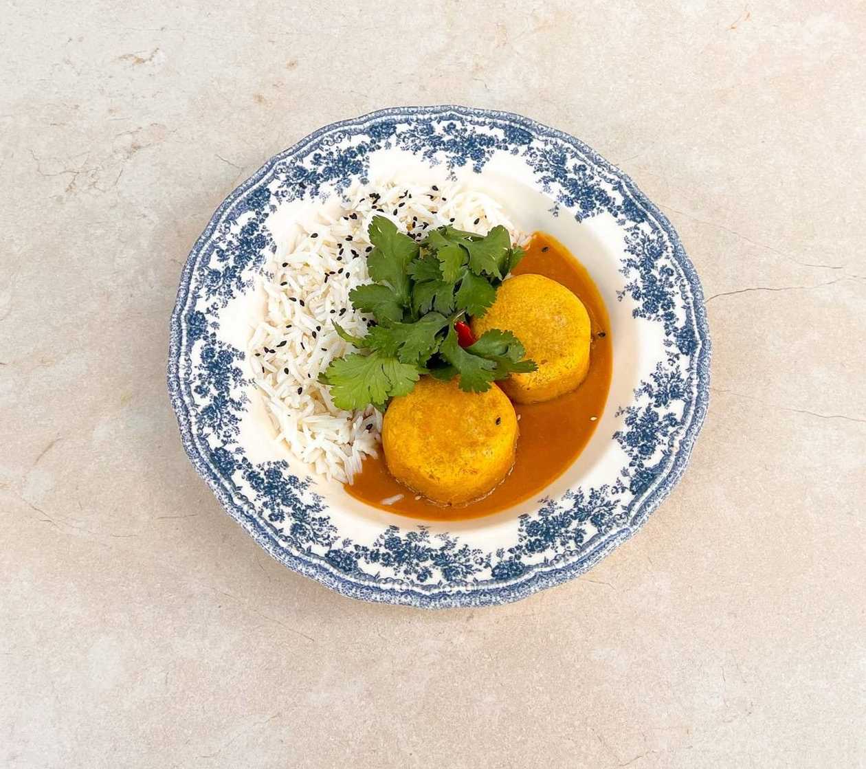 Нутові котлети з овочами та соусом манго з карі