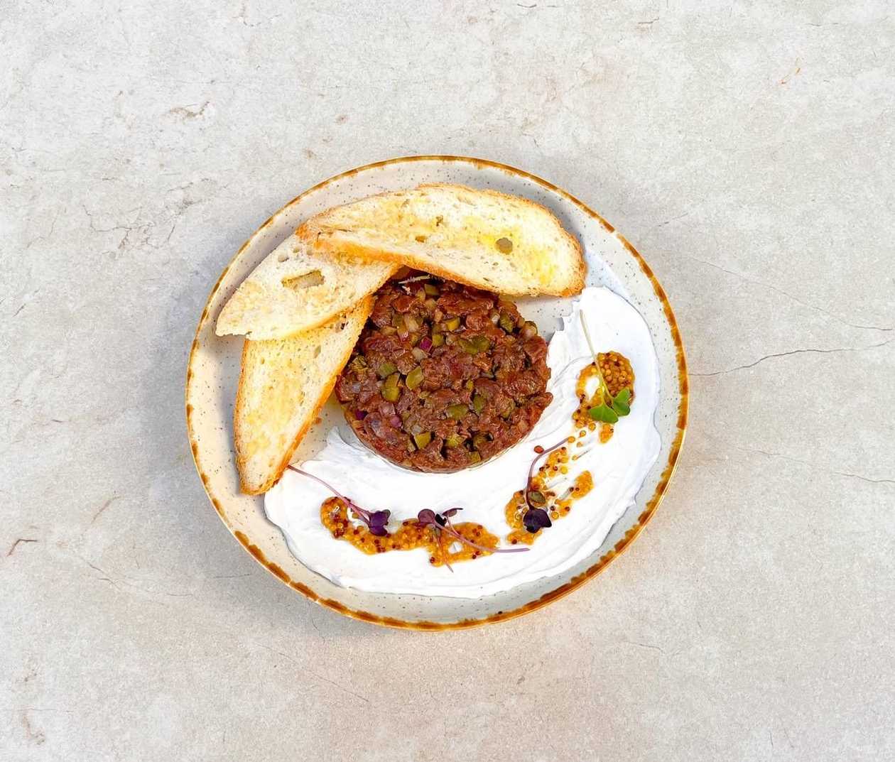 Тар тар з яловичини з крем-сиром та хлібцями