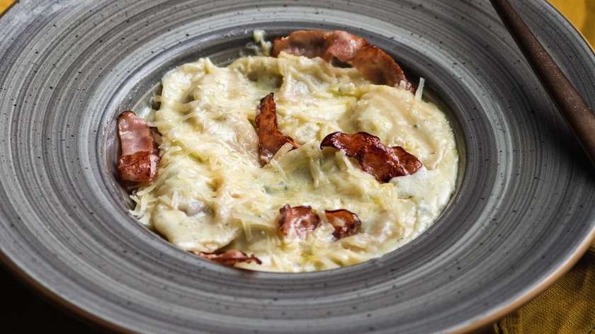 Cheese vareniki with bacon sauce
